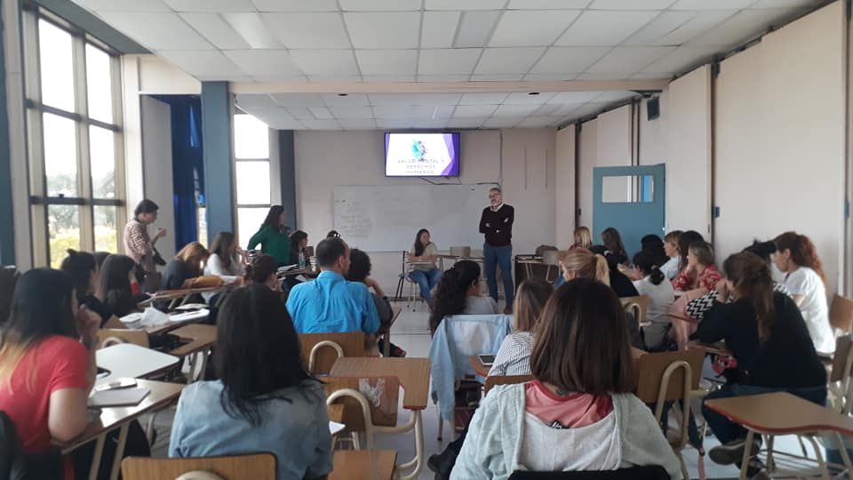 • Se llevó adelante el conversatorio entre cátedras de la Facultad de Psicología y la Facultad de Derecho y Cs. Sociales sobre la temática de Salud Mental y Derechos Humanos.